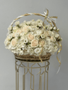 Cesta de flores con rosas hortensias