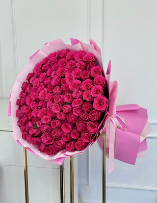 Ramo de rosas de tallo largo rosa fuerte