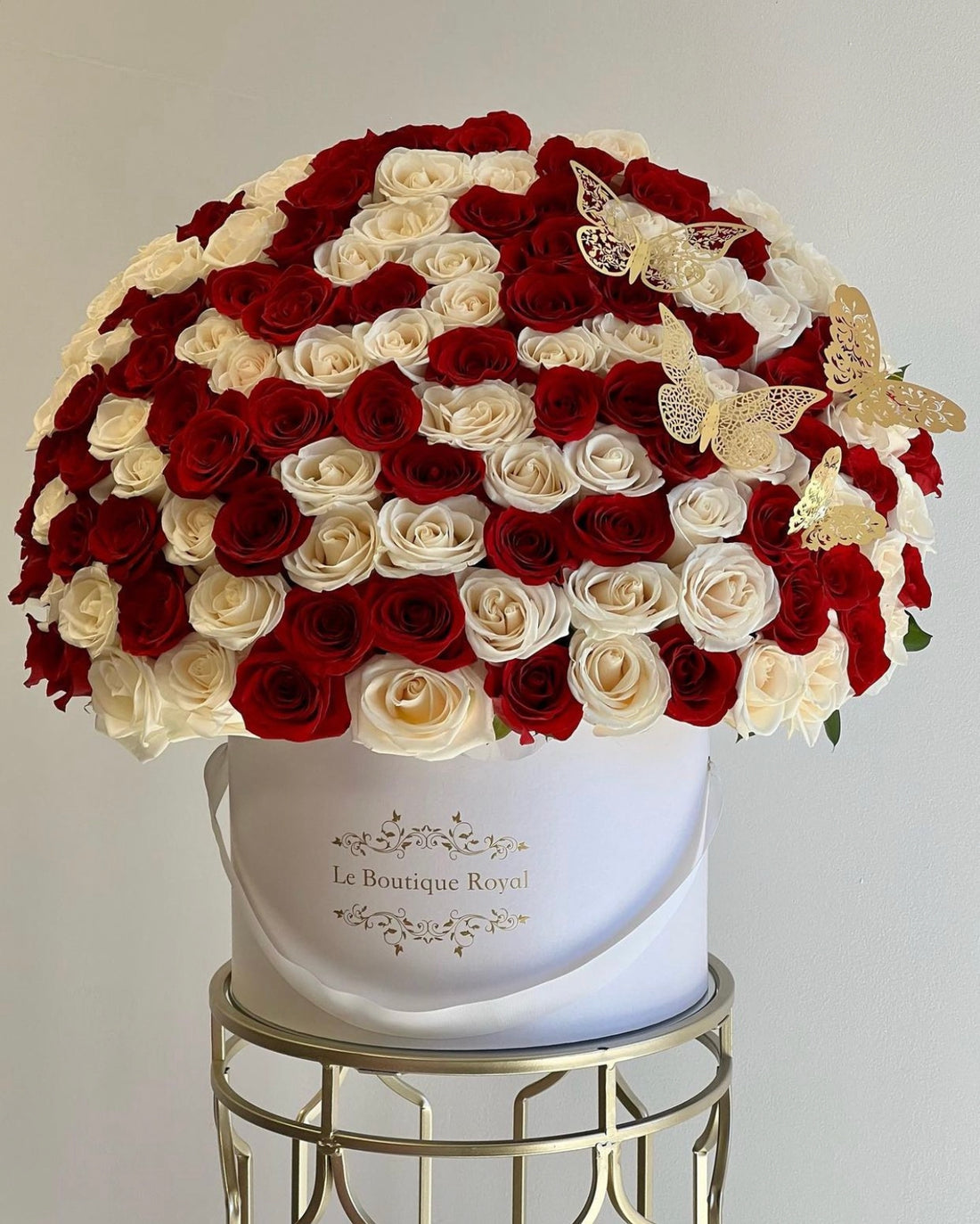 100 Rosas Rojas y Blancas Con Mariposas