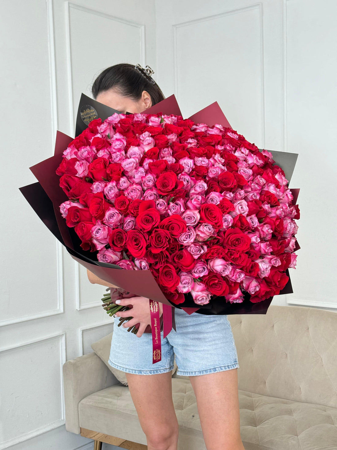Ramo de rosas de tallo largo rojo y morado