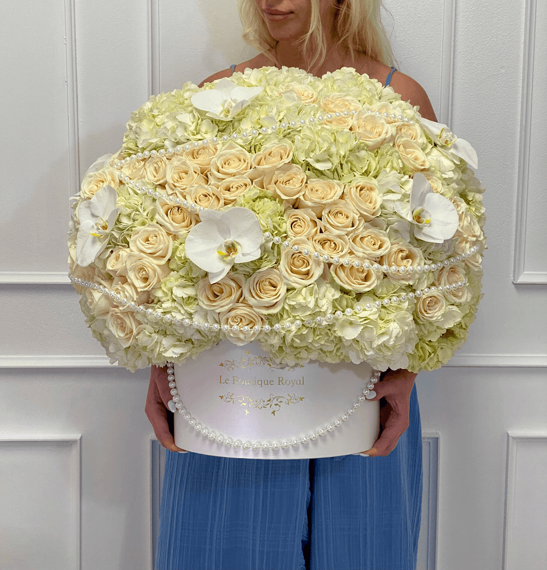 Elegante Mezcla de Blancos con Hortensias, Rosas y Orquídeas en Caja Exclusiva – Arreglo Floral de Lujo Miami | Le Boutique Royal