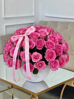 
                    
                      Rosas rosadas en un florero
                    
                  