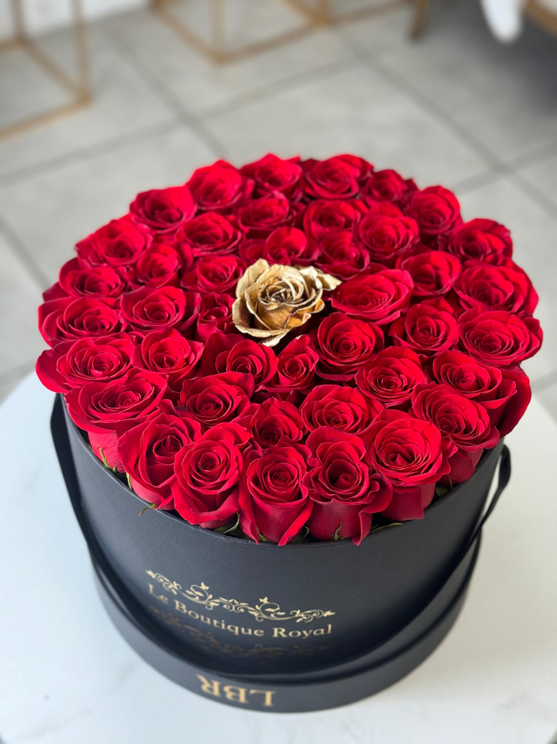 Rosas rojas y doradas en caja exclusiva – Arreglo floral de lujo | Le Boutique Royal