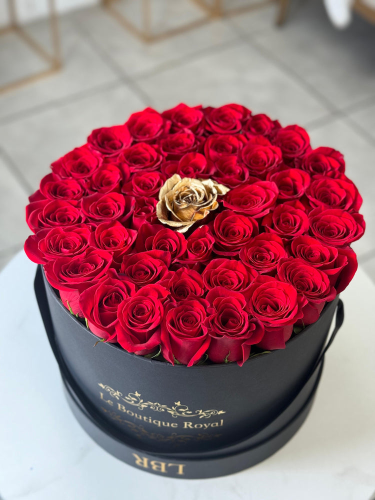 Rosas rojas y doradas en caja exclusiva – Arreglo floral de lujo | Le Boutique Royal