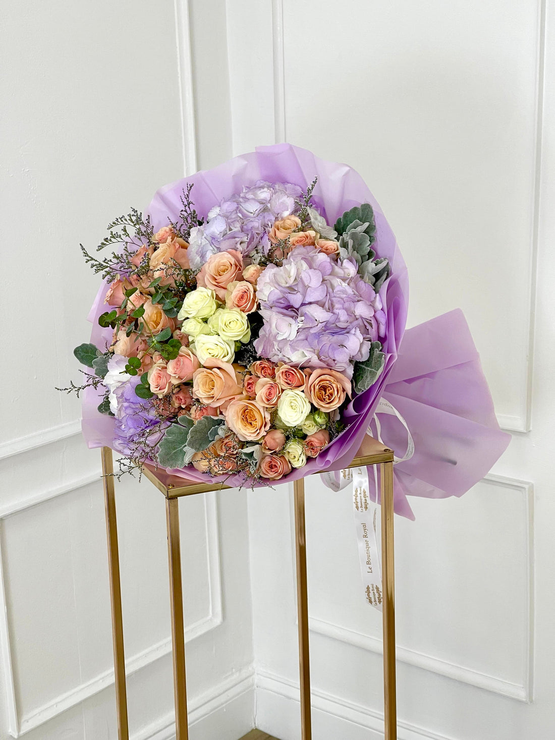 Ramo de lujo atado a mano de rosas frescas y flores de temporada | Le Boutique Royal
