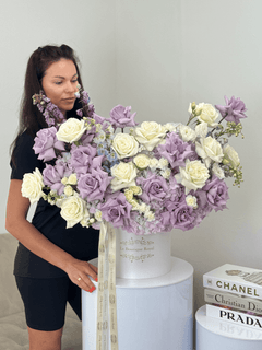
                    
                      Elegante mezcla de blanco y lavanda con hortensias en caja exclusiva – Arreglo floral de lujo en Miami | Le Boutique Royal
                    
                  