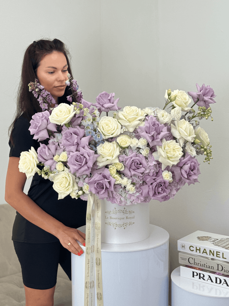 Elegante mezcla de blanco y lavanda con hortensias en caja exclusiva – Arreglo floral de lujo en Miami | Le Boutique Royal
