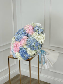 
                    
                      Ramo de flores de hortensias de lujo atado a mano | Le Boutique Royal
                    
                  