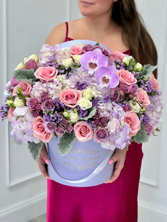 
                    
                      Una mujer sosteniendo un hermoso arreglo floral
                    
                  