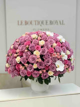 Arreglo floral de lujo con rosas lavanda, rosas spray rosadas, rosas marfil y orquídeas blancas en un jarrón elegante de Le Boutique Royal