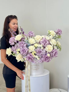 
                    
                      Elegante mezcla de blanco y lavanda con hortensias en caja exclusiva – Arreglo floral de lujo en Miami | Le Boutique Royal
                    
                  