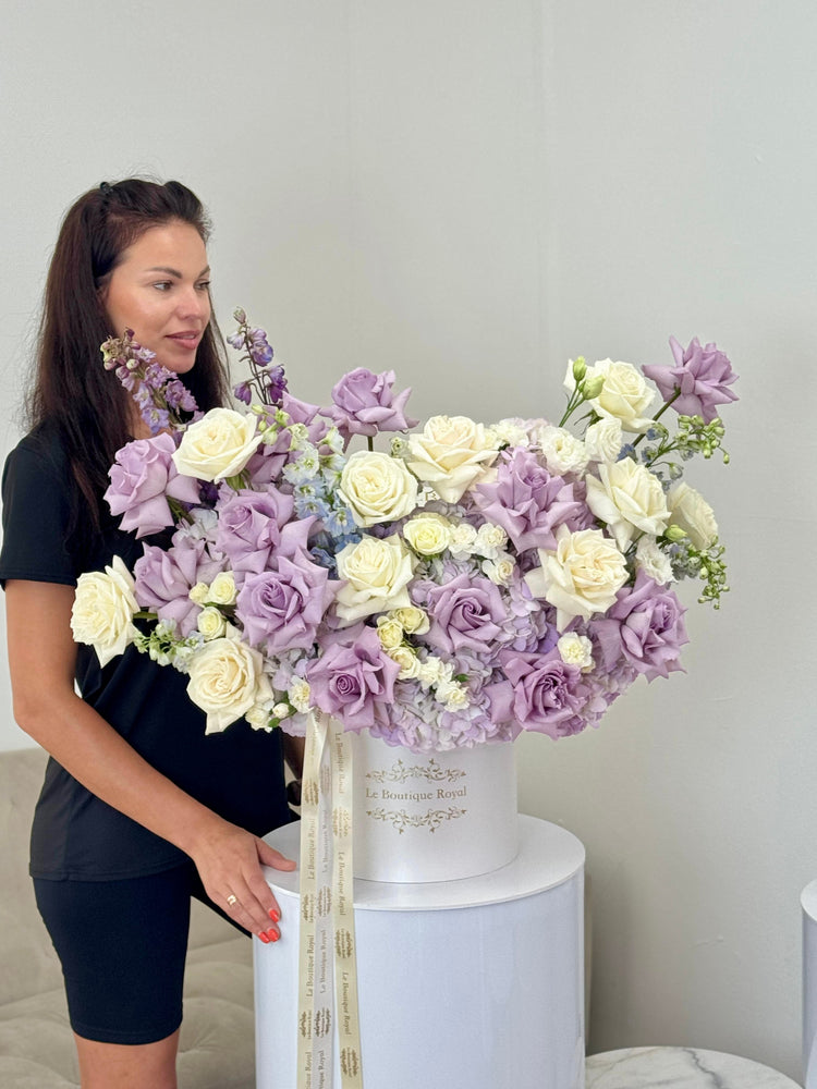 Elegante mezcla de blanco y lavanda con hortensias en caja exclusiva – Arreglo floral de lujo en Miami | Le Boutique Royal
