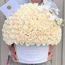 100 rosas blancas y orquídeas