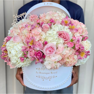 Flores rosas y blancas con cartel de feliz cumpleaños
