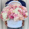 Flores rosas y blancas con cartel de feliz cumpleaños