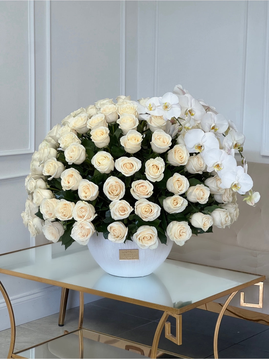 Rosas blancas con orquídeas