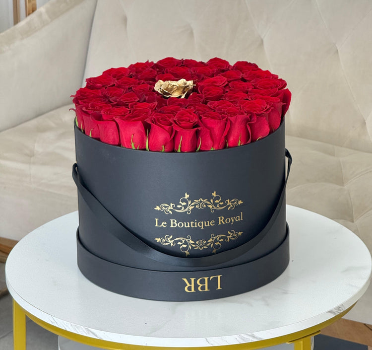 Rosas rojas y doradas en caja exclusiva – Arreglo floral de lujo | Le Boutique Royal