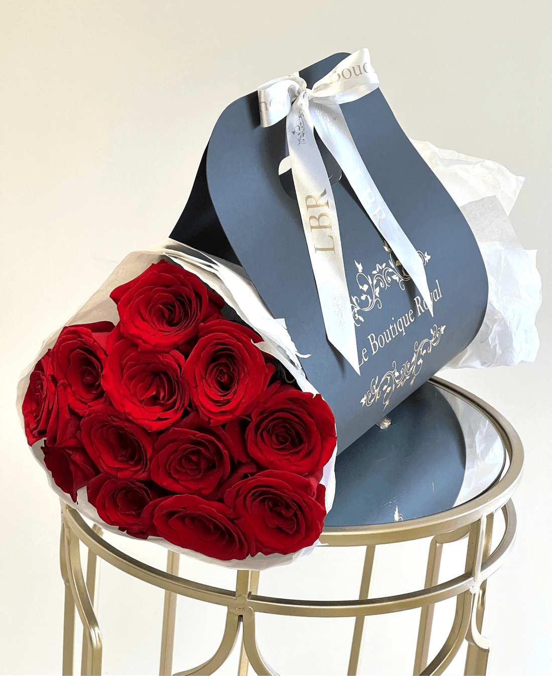 12 Rosas Rojas en Bloom Bag – Entrega de Flores de Lujo en Miami | Le Boutique Royal