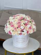 Mezcla de rosa y blanco – Arreglo floral de lujo | Le Boutique Royal