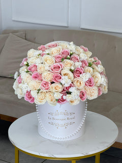 
                    
                      Mezcla de rosa y blanco – Arreglo floral de lujo | Le Boutique Royal
                    
                  
