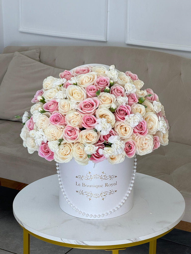 Mezcla de rosa y blanco – Arreglo floral de lujo | Le Boutique Royal