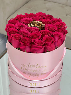 
                    
                      Rosas de color rosa intenso con una rosa dorada
                    
                  