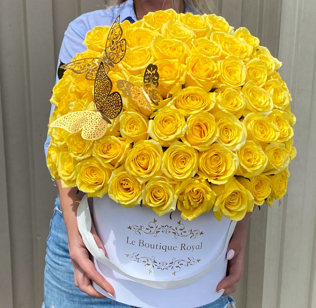 Mujer sosteniendo 100 rosas amarillas