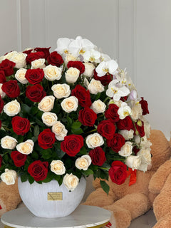 
                    
                      Arreglo floral de tallo largo rojo y blanco de primera calidad | Le Boutique Royal
                    
                  