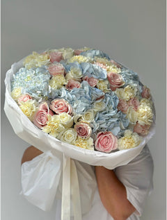 
                    
                      Flores de lujo rosas y azules.
                    
                  