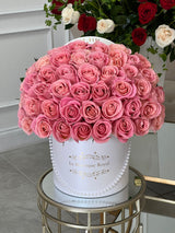 Rosas rosadas en una hermosa caja de sombreros