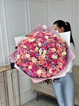 Ramo de rosas de tallo largo con rubor multicolor