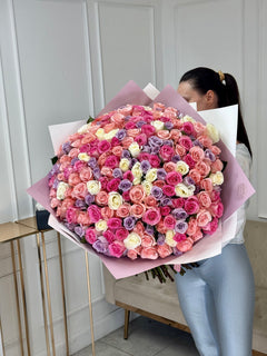 
                    
                      Ramo de rosas de tallo largo con rubor multicolor
                    
                  