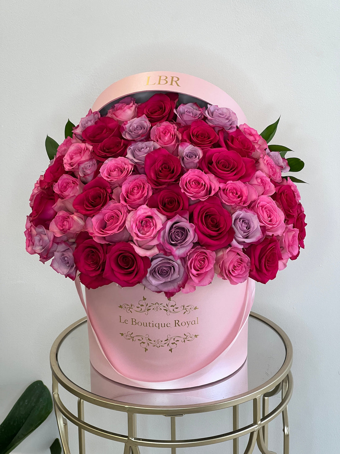 Rosas rosadas, rosas fuertes y moradas – Arreglo floral de lujo | Le Boutique Royal