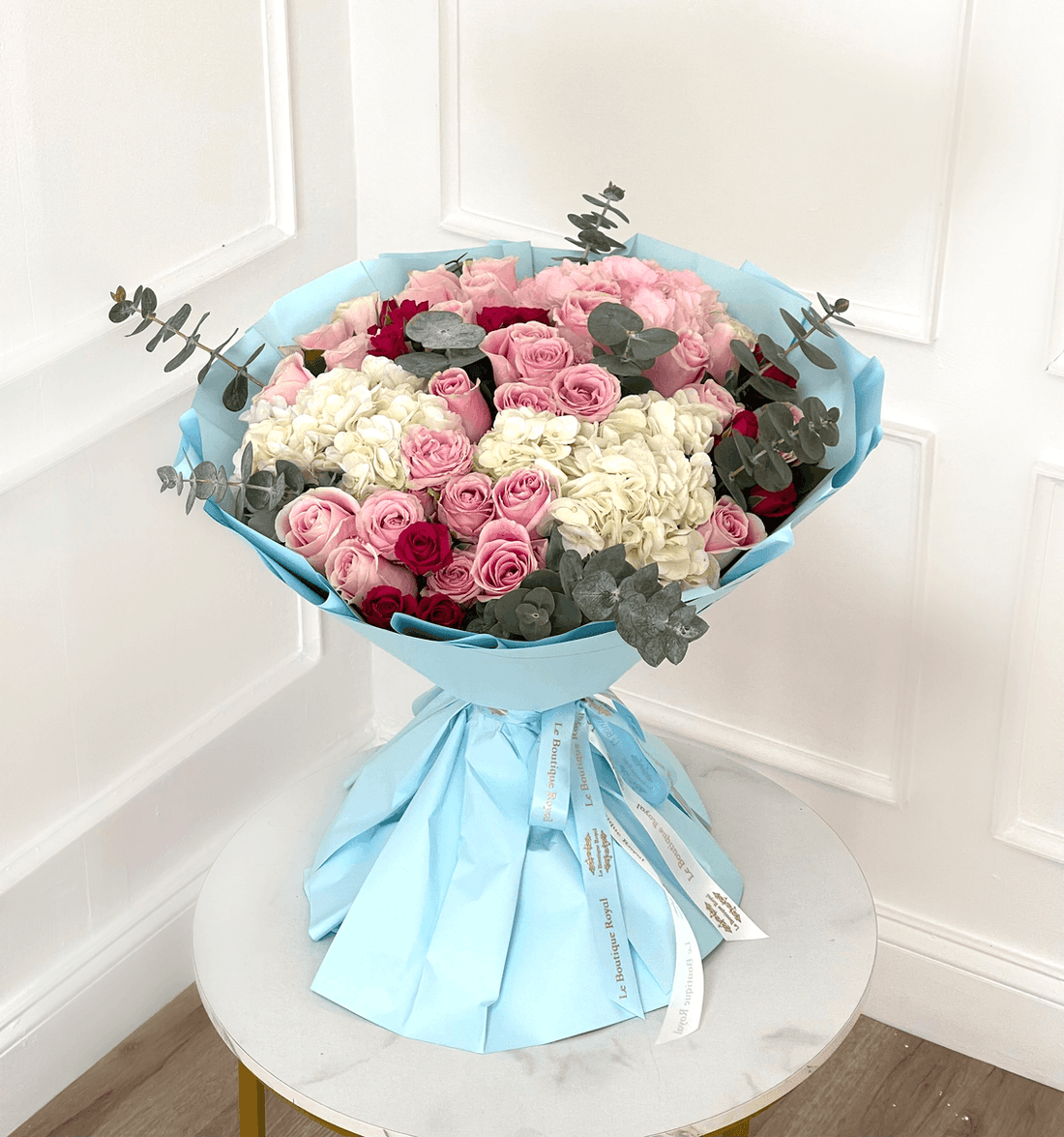 Ramo de lujo rosa y azul atado a mano de rosas frescas y flores de temporada | Le Boutique Royal