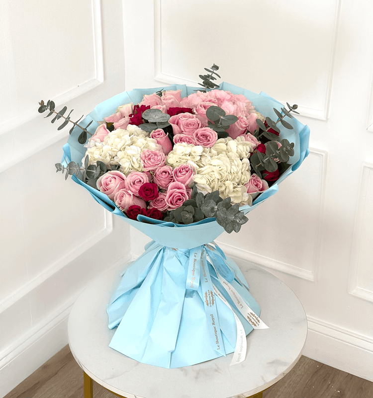 Ramo de lujo rosa y azul atado a mano de rosas frescas y flores de temporada | Le Boutique Royal