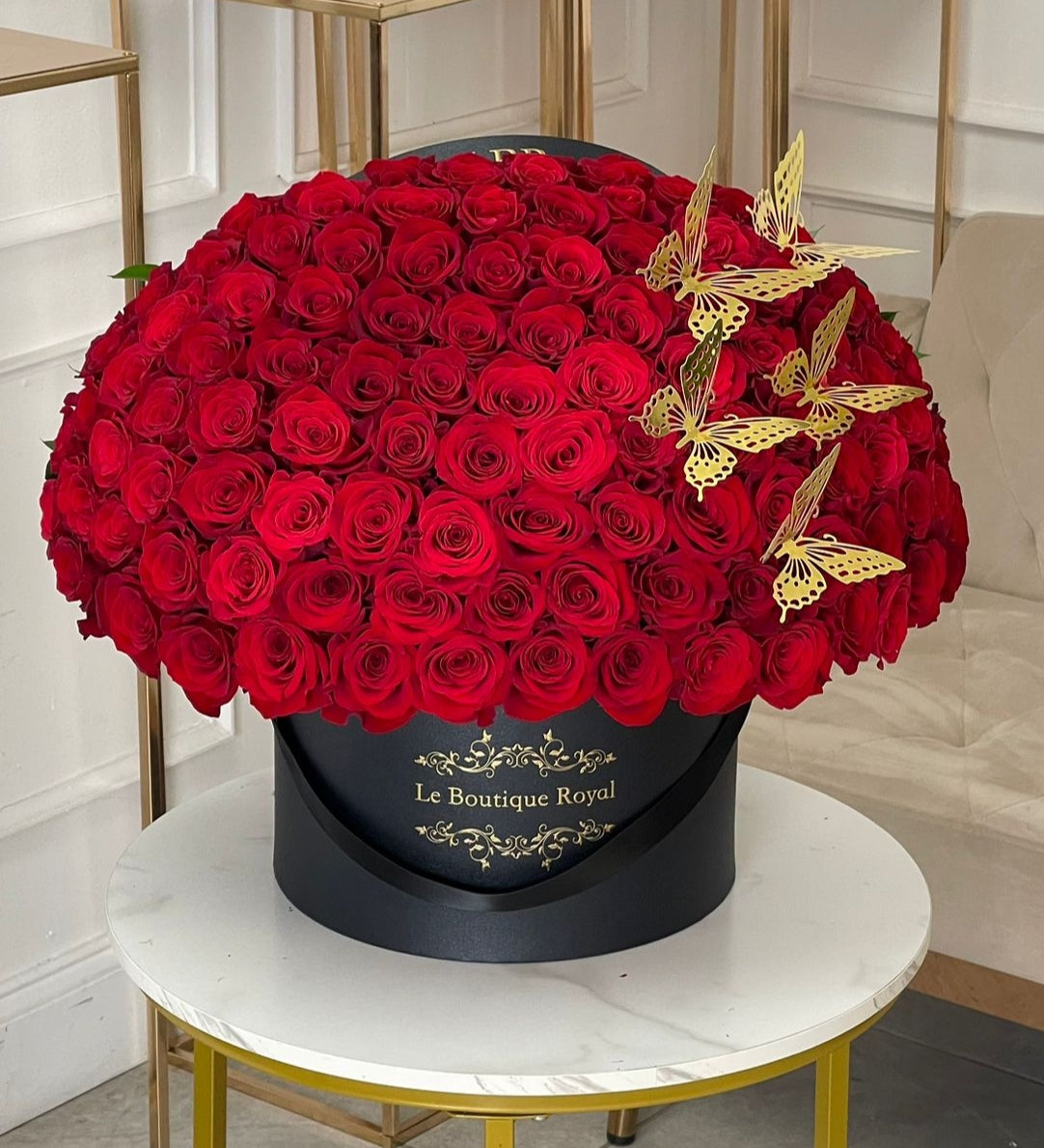 100 rosas rojas con mariposas
