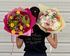 
                    
                      Ramo de flores de temporada de lujo atado a mano | Le Boutique Royal
                    
                  