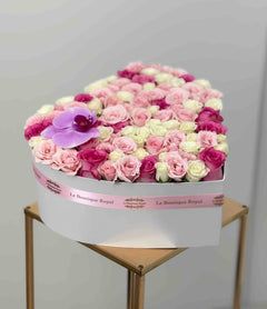 
                    
                      Jardinera de flores de lujo en forma de corazón con rosas rosadas y blancas y una orquídea morada de Le Boutique Royal en Miami.
                    
                  