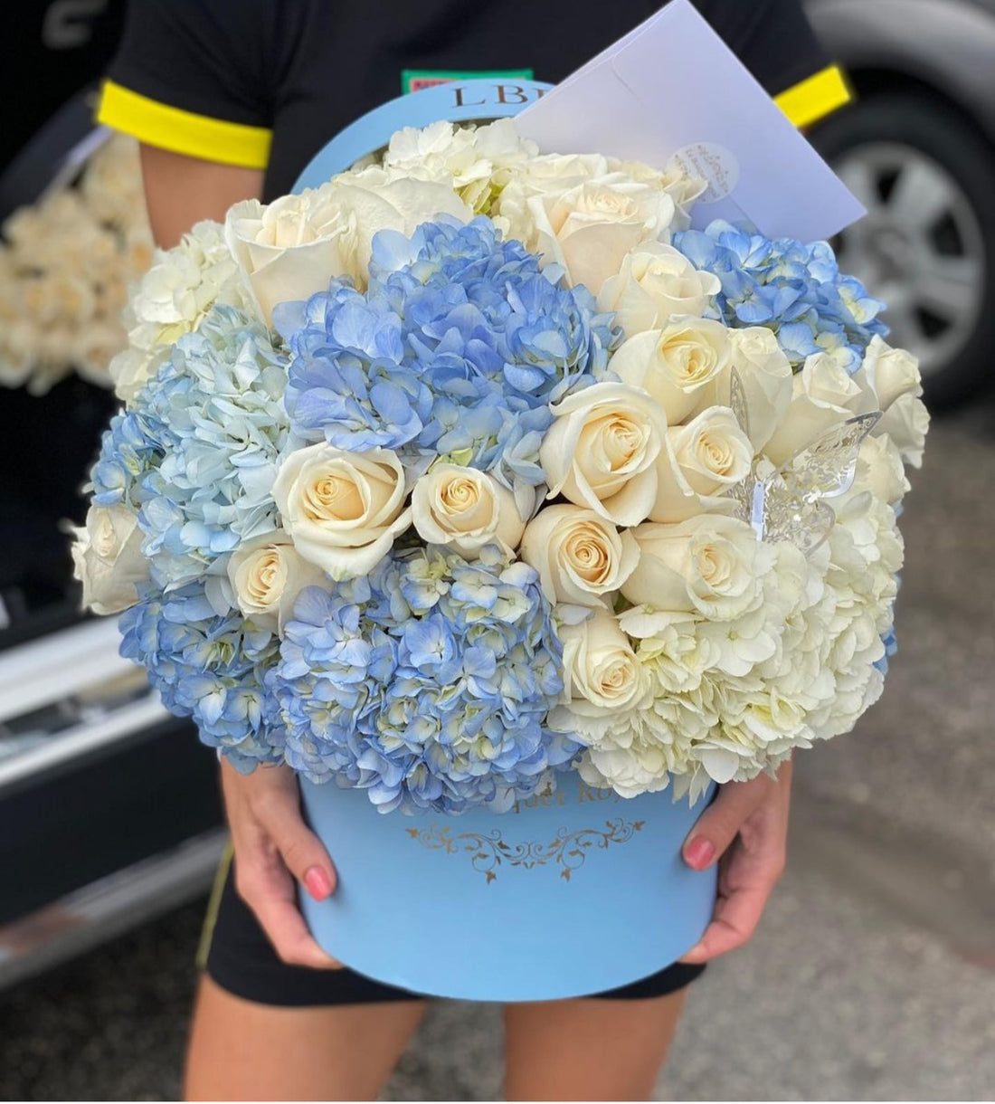 Hortensias azules y blancas en una hermosa caja Le Boutique Royal