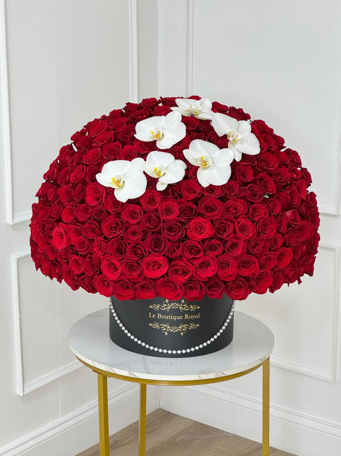 Arreglo de lujo en forma de cúpula de 500 rosas rojas con orquídeas blancas en una caja exclusiva Le Boutique Royal