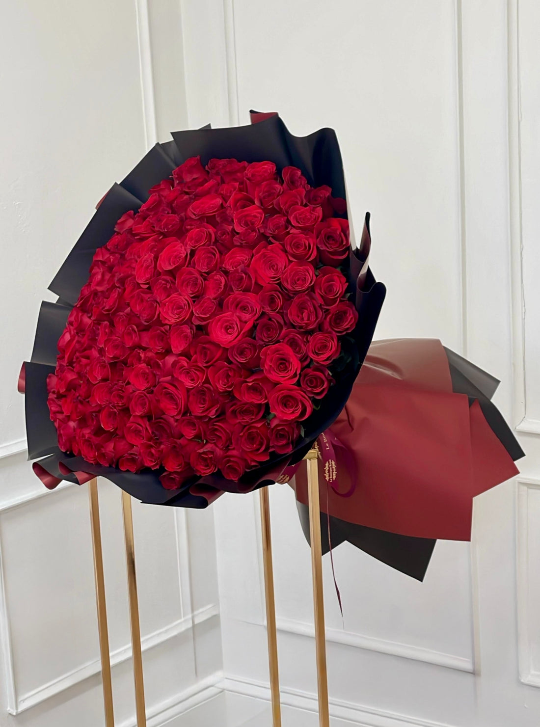 Ramo de rosas rojas de tallo largo