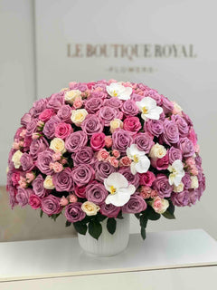 
                    
                      Arreglo floral de lujo con rosas lavanda, rosas spray rosadas, rosas marfil y orquídeas blancas en un jarrón elegante de Le Boutique Royal
                    
                  