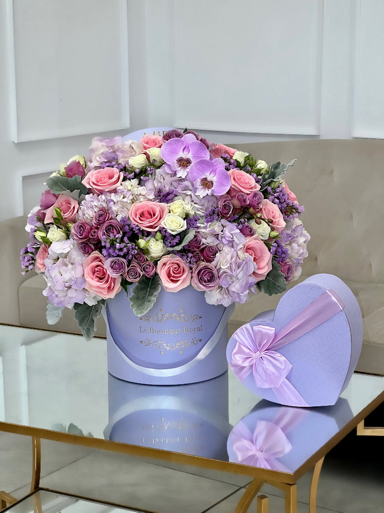 Arreglo floral de lavanda con una caja en forma de corazón