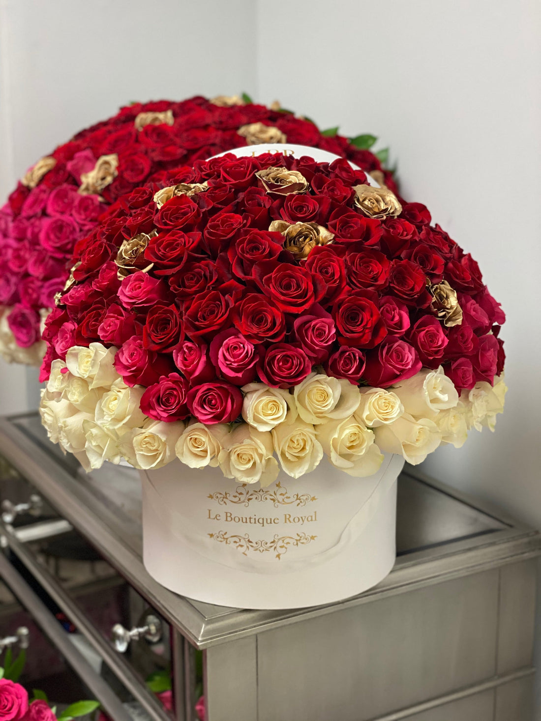 Rosas degradadas rosadas y rosadas en caja exclusiva – Arreglo floral de lujo | Le Boutique Royal