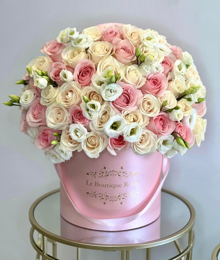 Mezcla de rosa y blanco – Arreglo floral de lujo | Le Boutique Royal
