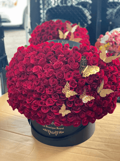 
                    
                      200 Rosas Rojas Con Mariposas
                    
                  