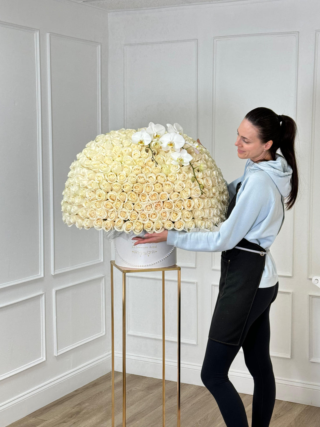 100 rosas blancas y orquídeas