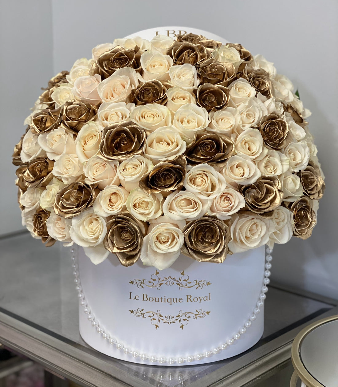 Rosas blancas y doradas