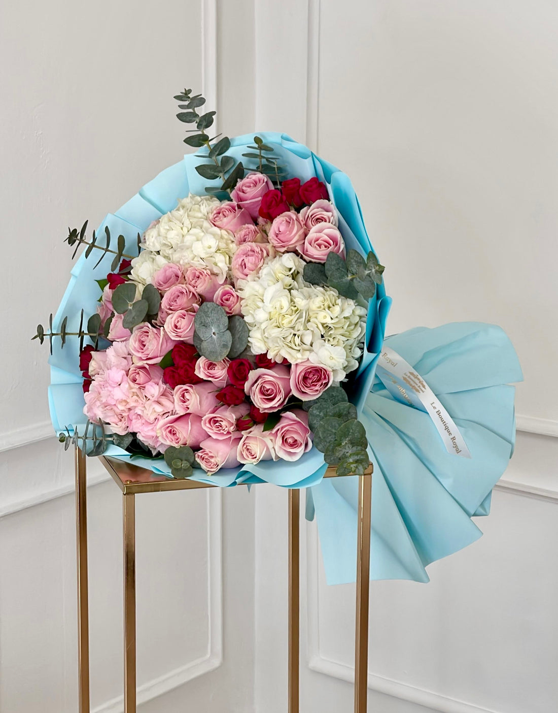Ramo de lujo rosa y azul atado a mano de rosas frescas y flores de temporada | Le Boutique Royal
