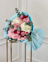 Ramo de lujo rosa y azul atado a mano de rosas frescas y flores de temporada | Le Boutique Royal